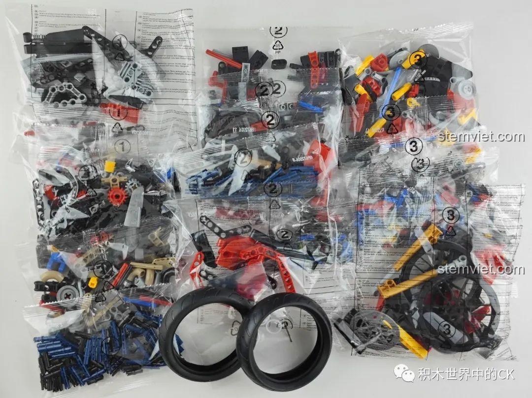 Các túi mảnh ghép bên trong hộp bộ xếp hình Xe phân khối lớn Streetfighter V4 SP 672006.