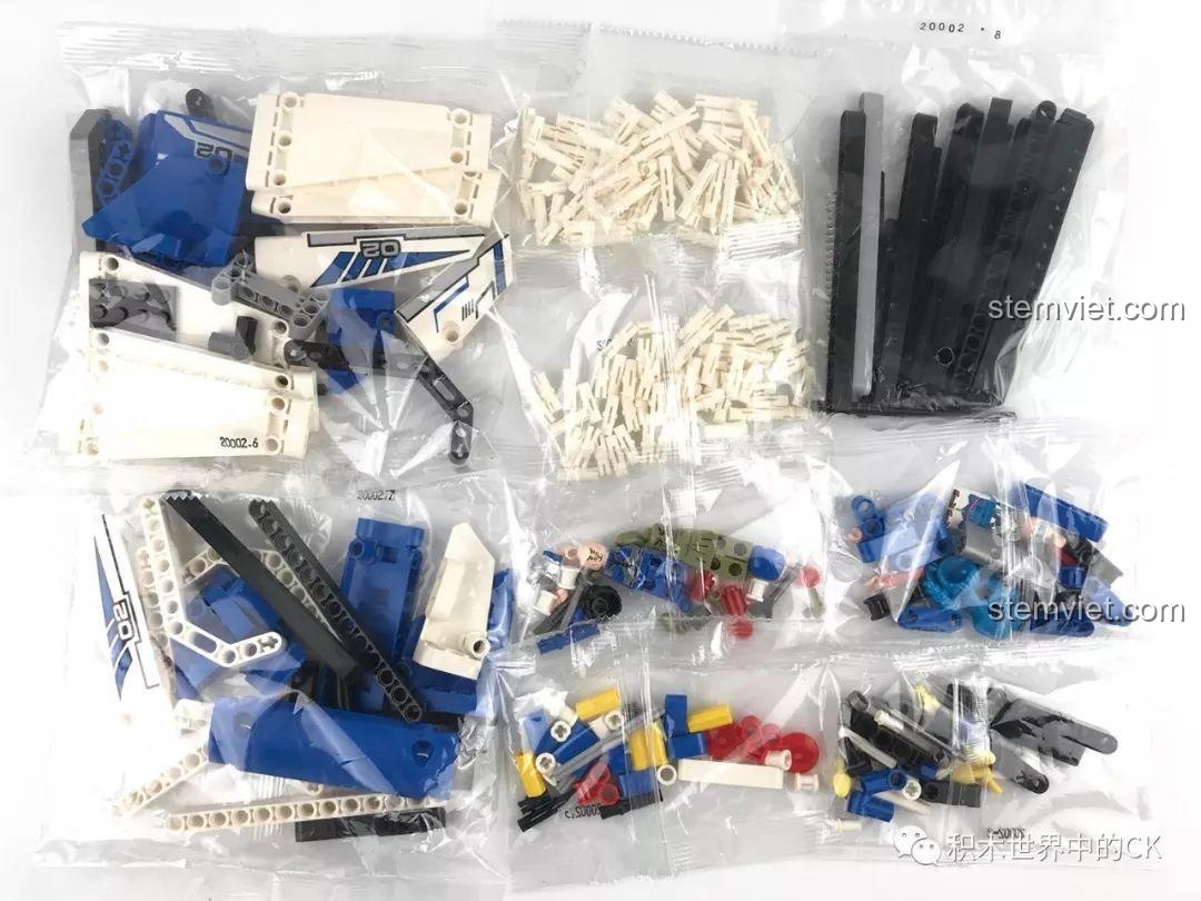 Toàn bộ các túi mảnh ghép bằng nhựa ABS của bộ xếp hình Vũ khí của Người Sắt SY7016 được trải ra.
