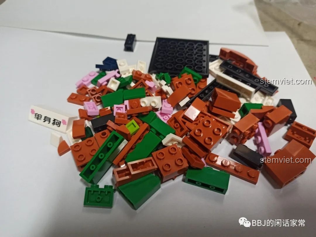 Toàn bộ các mảnh ghép của bộ lắp ráp GUDI 53003 Mô hình Chó Corgi Độc Thân được đổ ra để chuẩn bị lắp ráp.