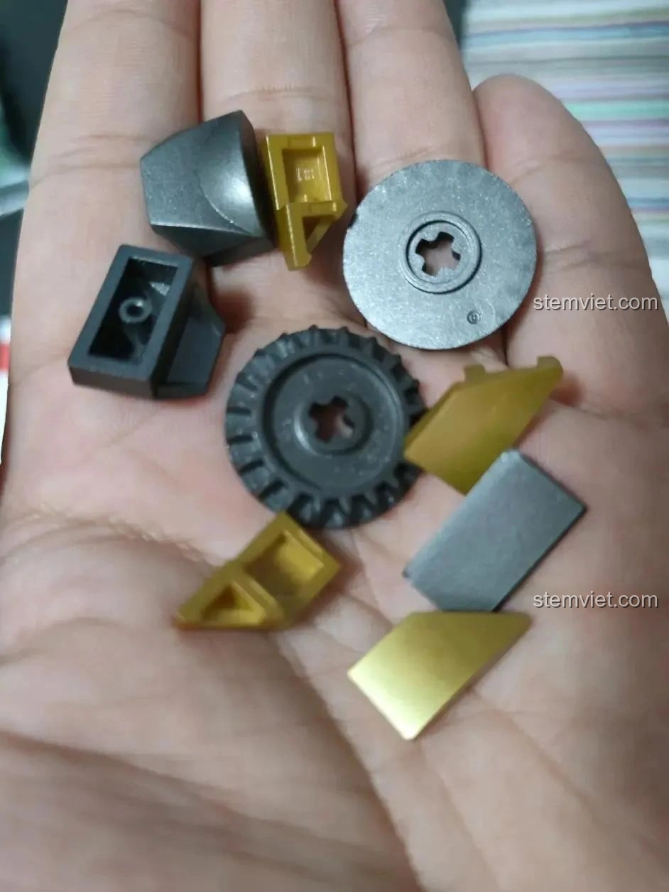 Các mảnh ghép đặc biệt màu vàng đồng và xám của bộ lắp ráp Sluban M38-B1153 Robot Diệt Tận Thế.