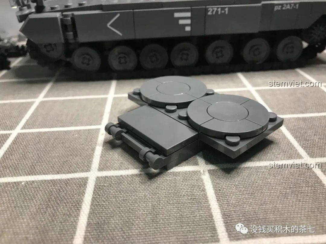 Các mảnh ghép tạo nên phần đế tháp pháo của xe tăng Leopard 2A7+ trong bộ Jiazhi 0104.