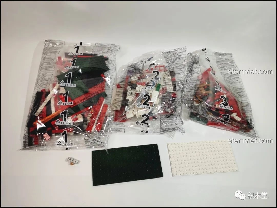 Các túi mảnh ghép được đánh số, hai tấm đế và sách hướng dẫn của bộ lắp ráp Forange FC6003.