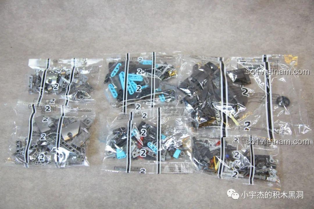 Các túi chi tiết nhỏ bên trong gói giai đoạn 2 của bộ lắp ráp MJ Blocks 8620A, chuẩn bị cho việc lắp ráp nội thất.