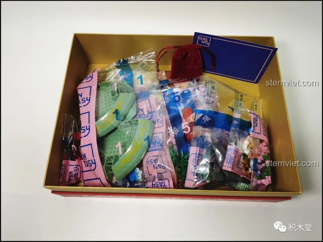 Các túi mảnh ghép bên trong hộp bộ lắp ráp Bồn Tụ Bảo Phú Quý Pantasy 18003, được phân loại rõ ràng.