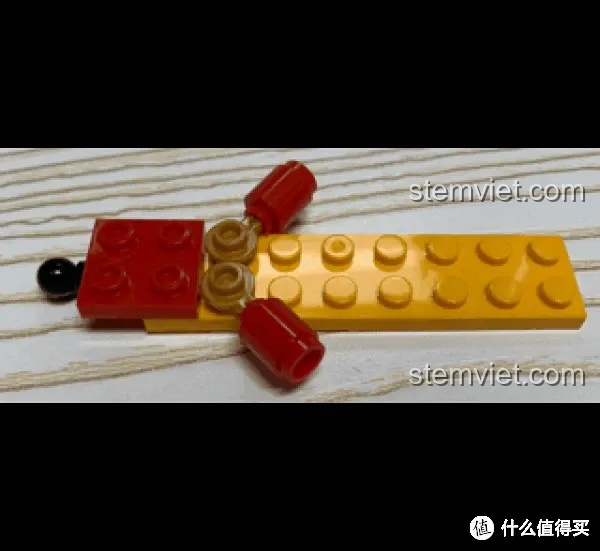 Các mảnh ghép Sembo 201020 được sắp xếp theo màu sắc và loại, sẵn sàng cho việc lắp ráp.