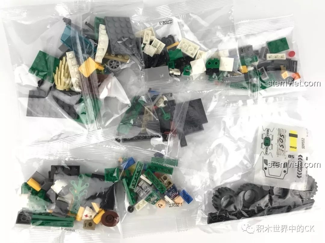 Các túi mảnh ghép của bộ SEMBO 9552 được phân loại rõ ràng, sẵn sàng cho việc lắp ráp xe địa hình cứu hộ.