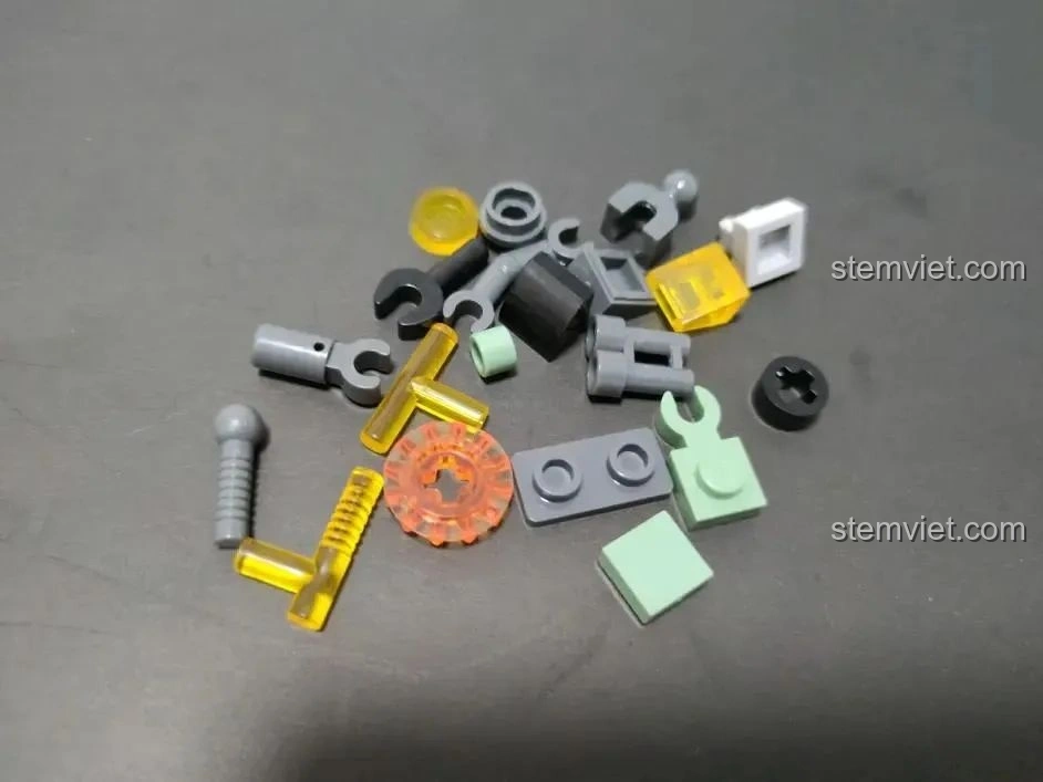 Các mảnh ghép thừa sau khi hoàn thành bộ lắp ráp Sluban M38-B1153 Robot Diệt Tận Thế.