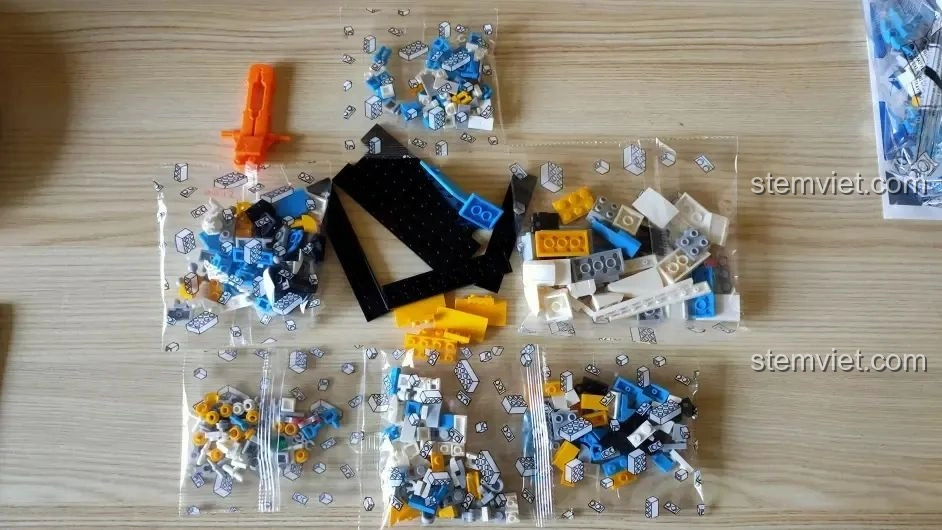 Các mảnh ghép trong túi số 1 của bộ WOMA C0407, chủ yếu dùng để lắp ráp phần khung và chân của robot chiến đấu.