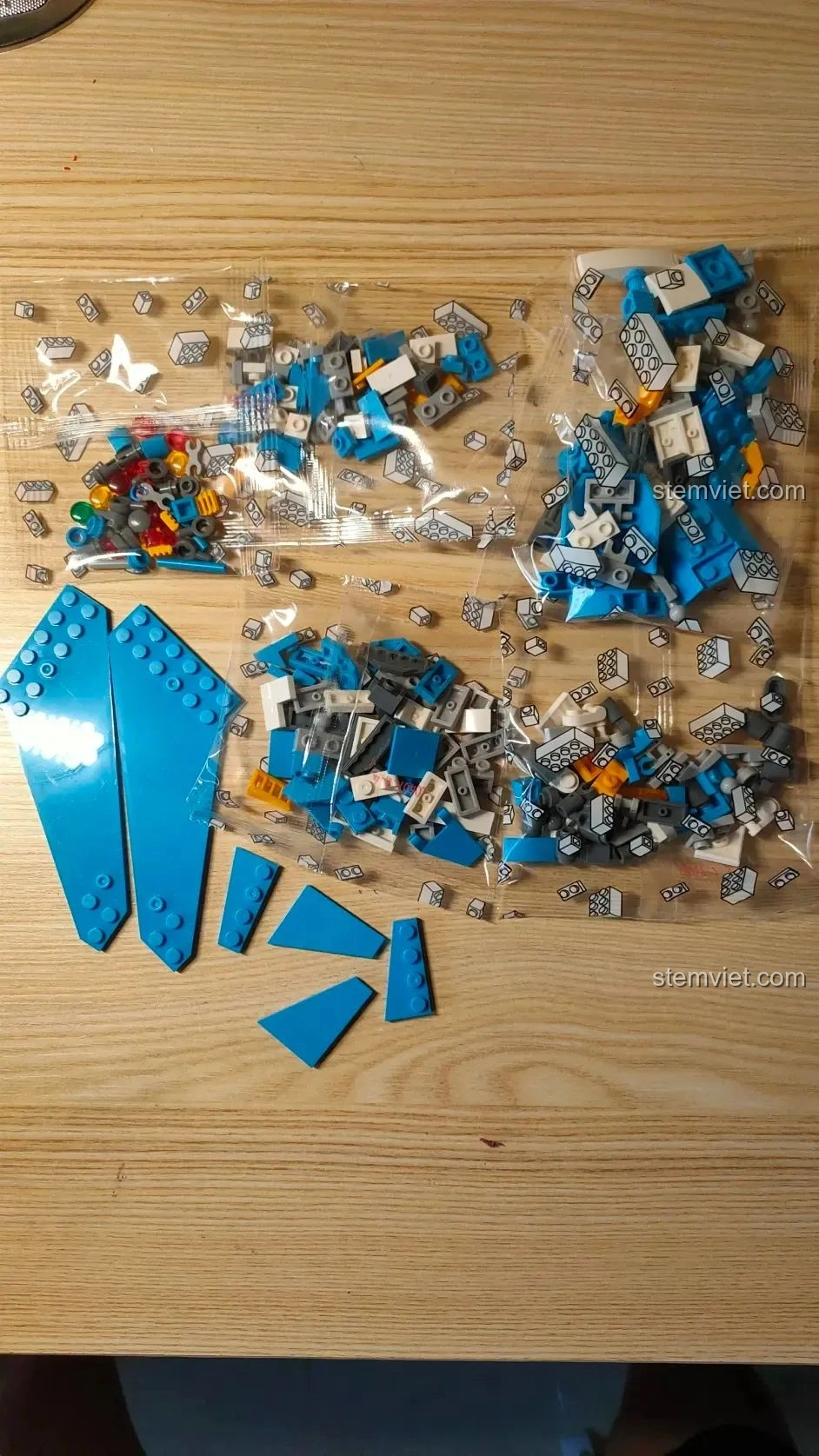 Các mảnh ghép trong túi số 2 của bộ WOMA C0407, bao gồm các chi tiết lớn như cánh, tay và vũ khí của robot biến hình.