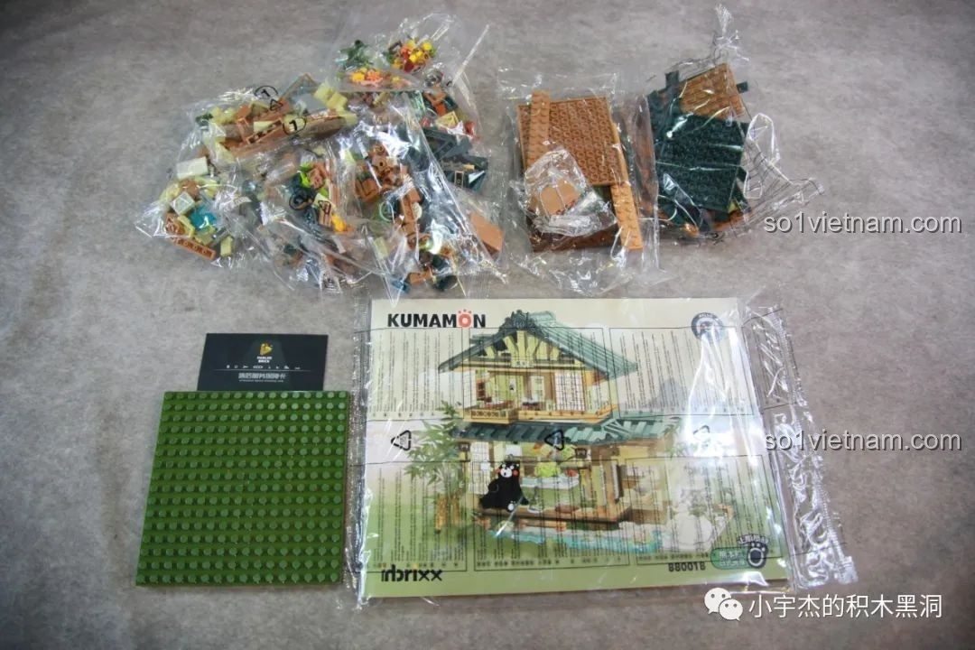 Các mảnh ghép và sách hướng dẫn của bộ inbrixx 880018 Ngôi Nhà Nhật Bản Kumamon được sắp xếp gọn gàng.