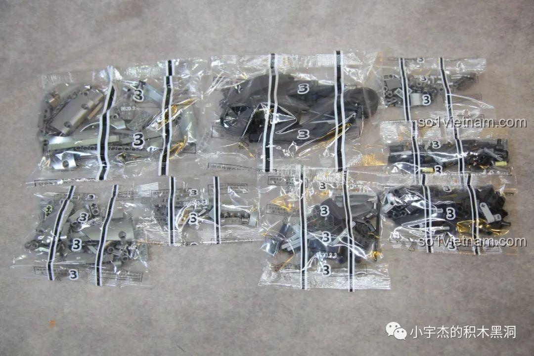 Các túi chi tiết nhỏ bên trong gói giai đoạn 3 của bộ lắp ráp MJ Blocks 8620A, chứa các mảnh vỏ xe màu bạc và đen.