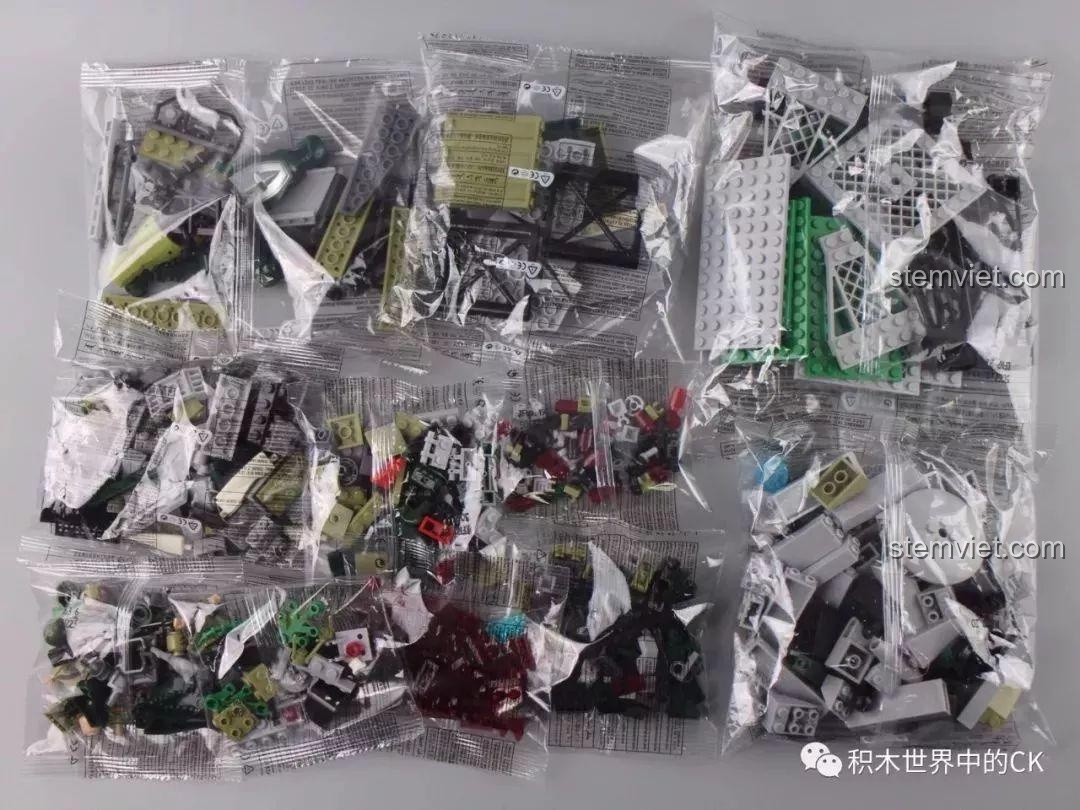 Toàn bộ 596 mảnh ghép của bộ xếp hình Biệt đội cá sấu chiến đấu 5063 được đổ ra khỏi các túi nilon.