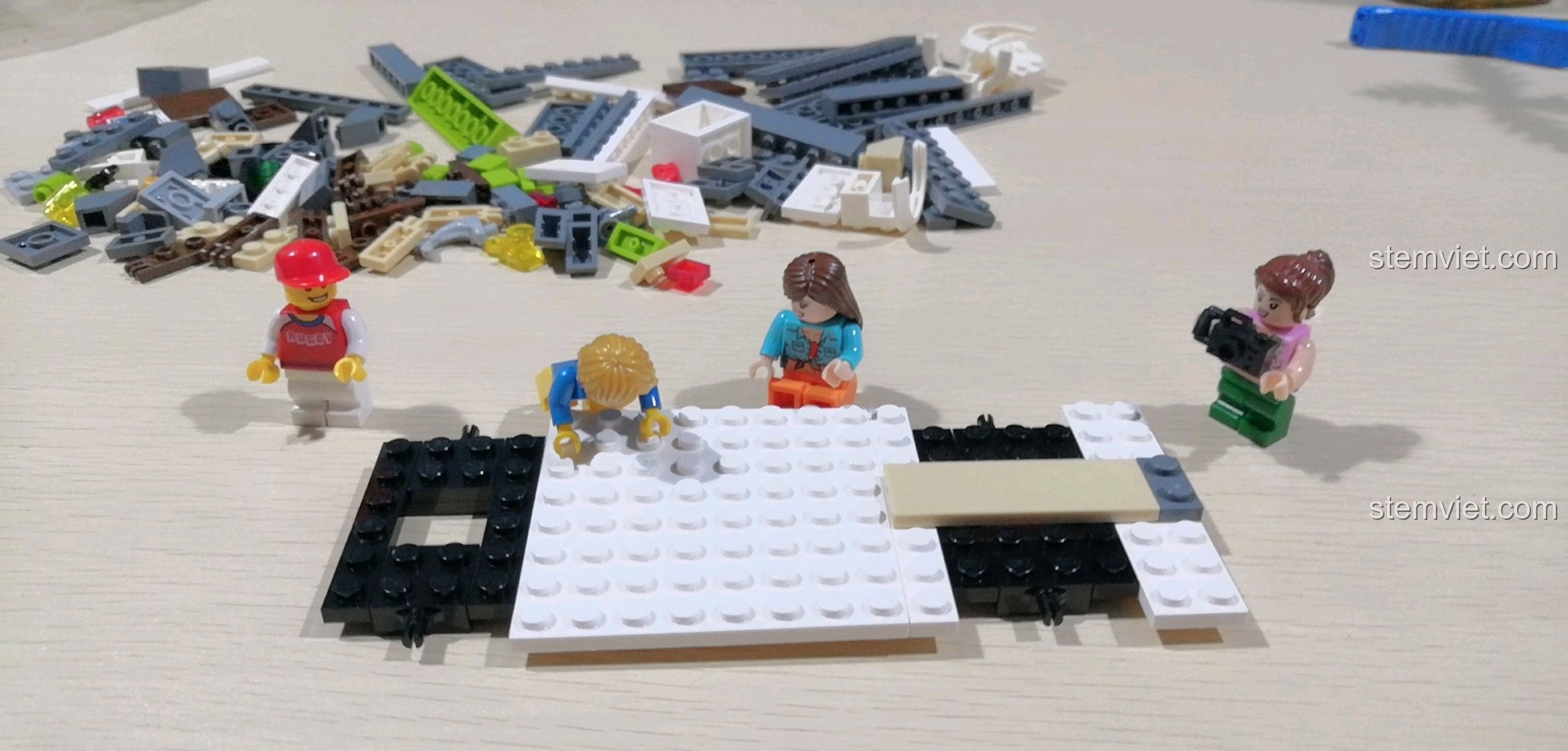 Các mảnh ghép xe cắm trại Happy Trip được sắp xếp sẵn sàng để lắp ráp