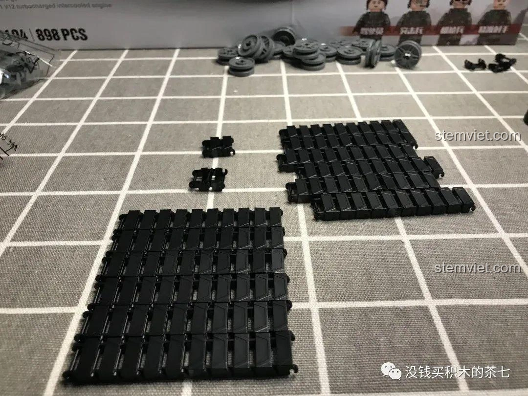 Các mảnh ghép xích xe tăng của bộ Jiazhi 0104 Leopard 2A7+ được sắp xếp, chuẩn bị cho công đoạn lắp ráp chi tiết.