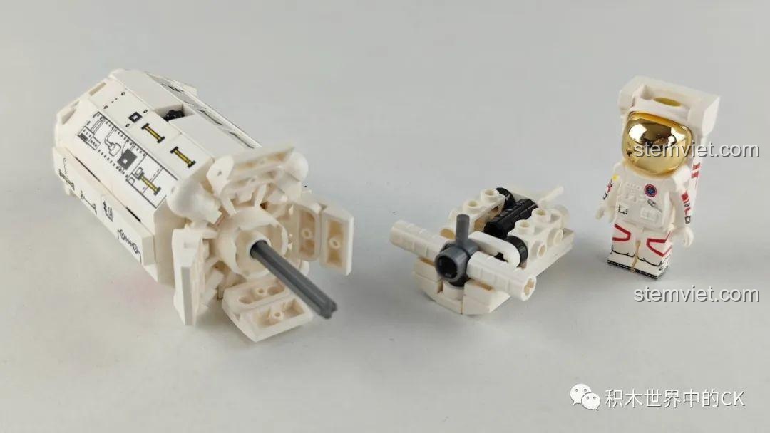 Các module của trạm vũ trụ Thiên Hòa và minifigure phi hành gia Keeppley K10210 đang chờ lắp ráp.