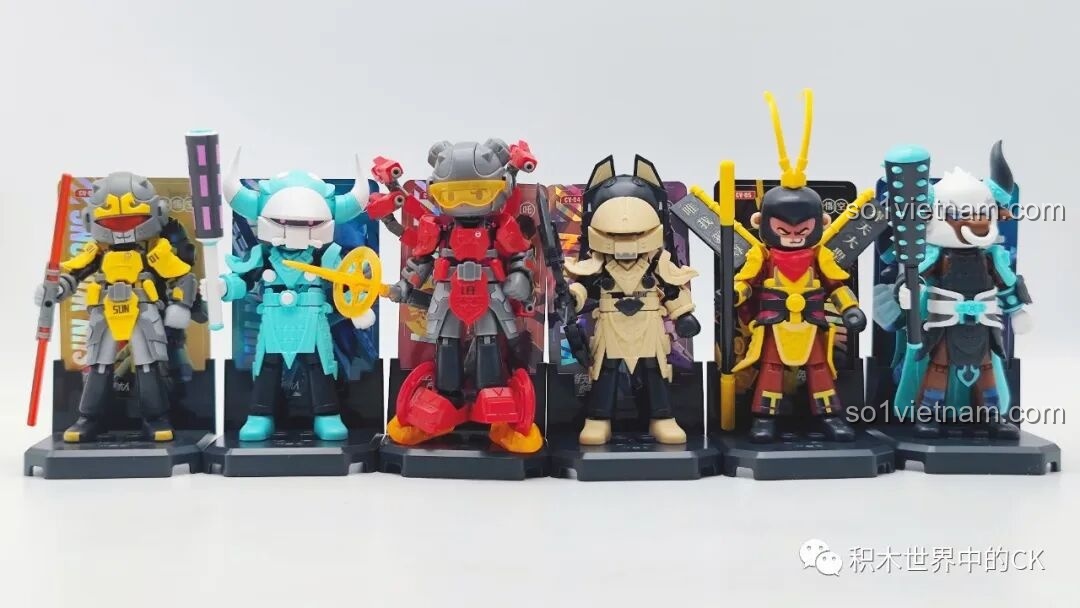 Các mô hình布鲁可Heroes Infinite đứng trên đế trưng bày