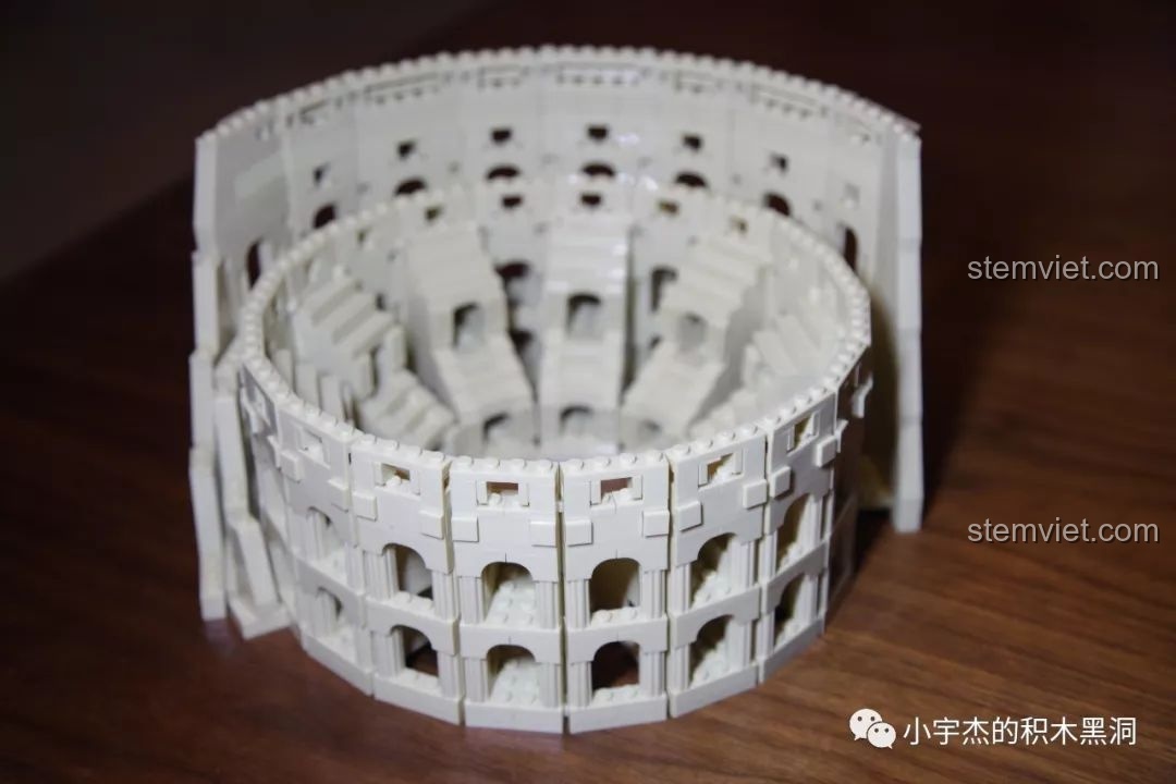 Các tầng tường của mô hình WANGE 5225 Đấu trường Colosseum La Mã với các kiểu cột kiến trúc khác nhau.