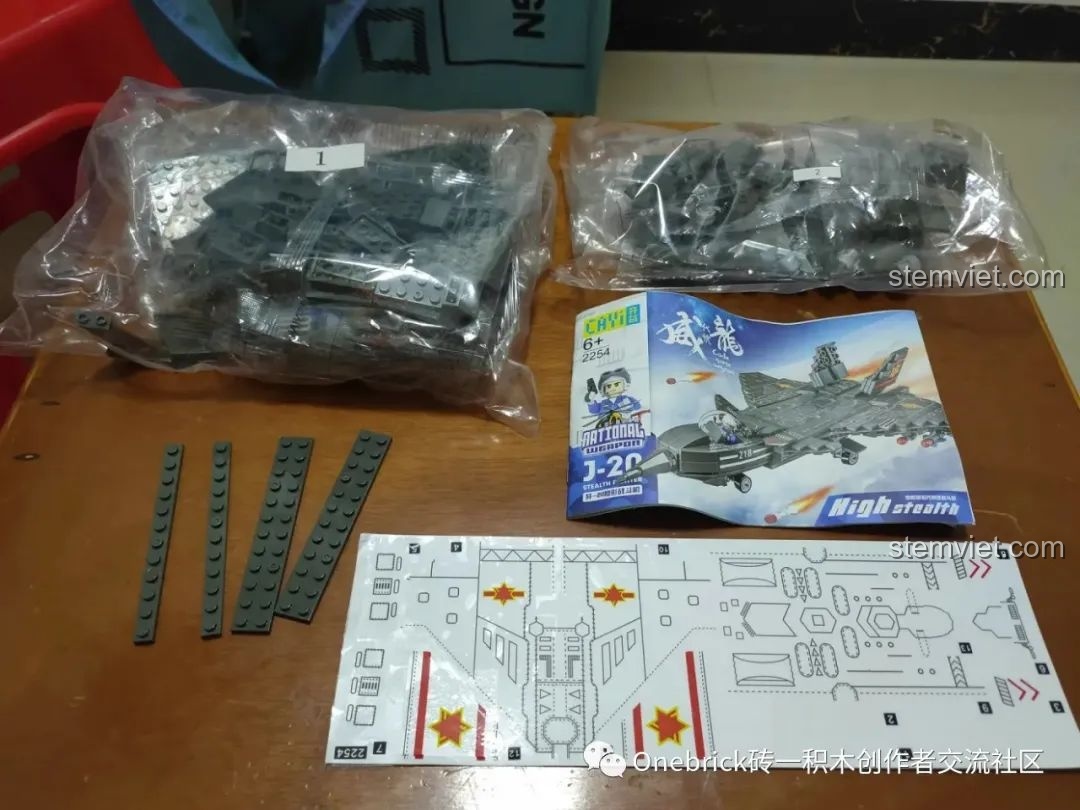 Toàn bộ các thành phần bên trong hộp CAYI 2254, bao gồm túi chi tiết, sách hướng dẫn và sticker.