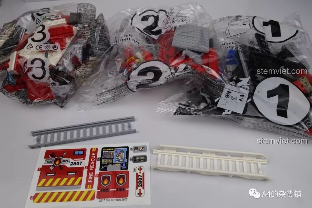 Toàn bộ các thành phần của bộ QMAN 2807: 3 túi chi tiết, 2 mảnh thang, và 1 tờ sticker chất lượng cao.