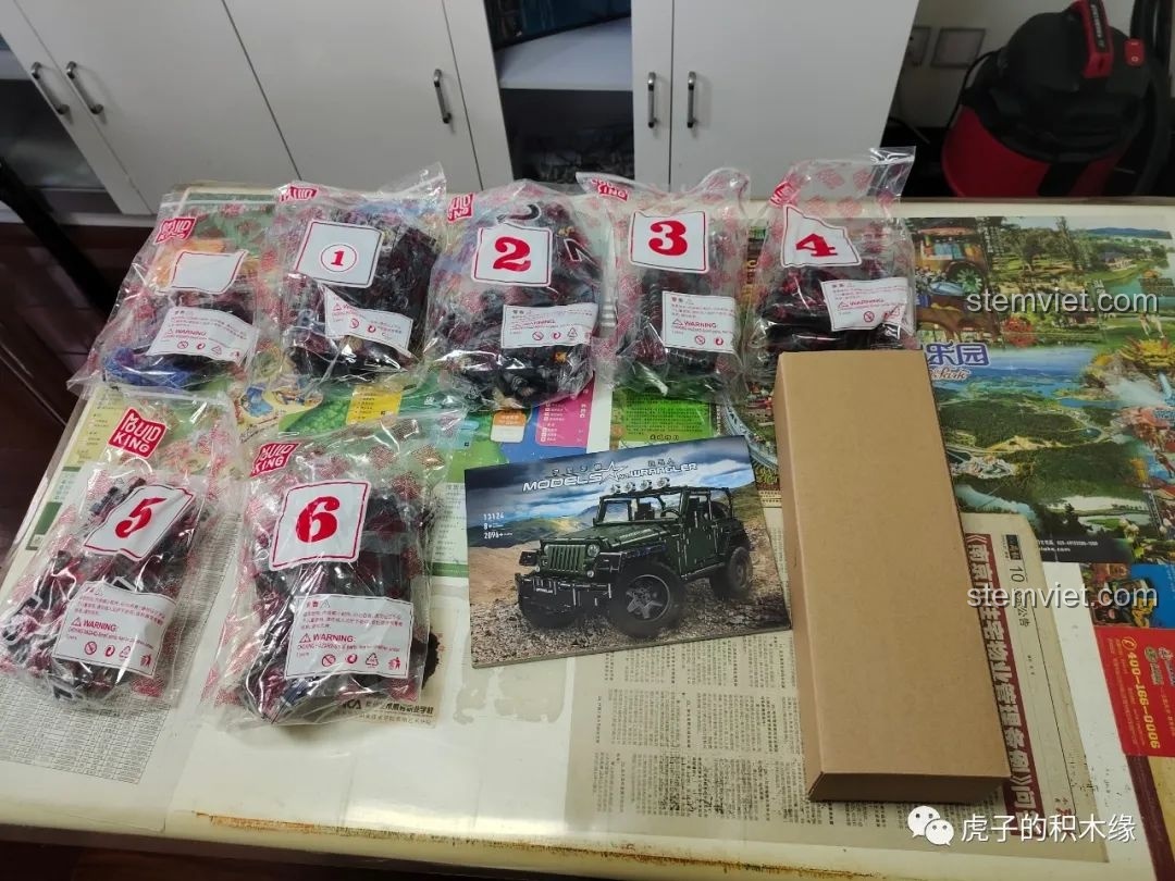 Toàn bộ các thành phần của bộ Mould King 13124D được bày ra, sẵn sàng cho quá trình lắp ráp.