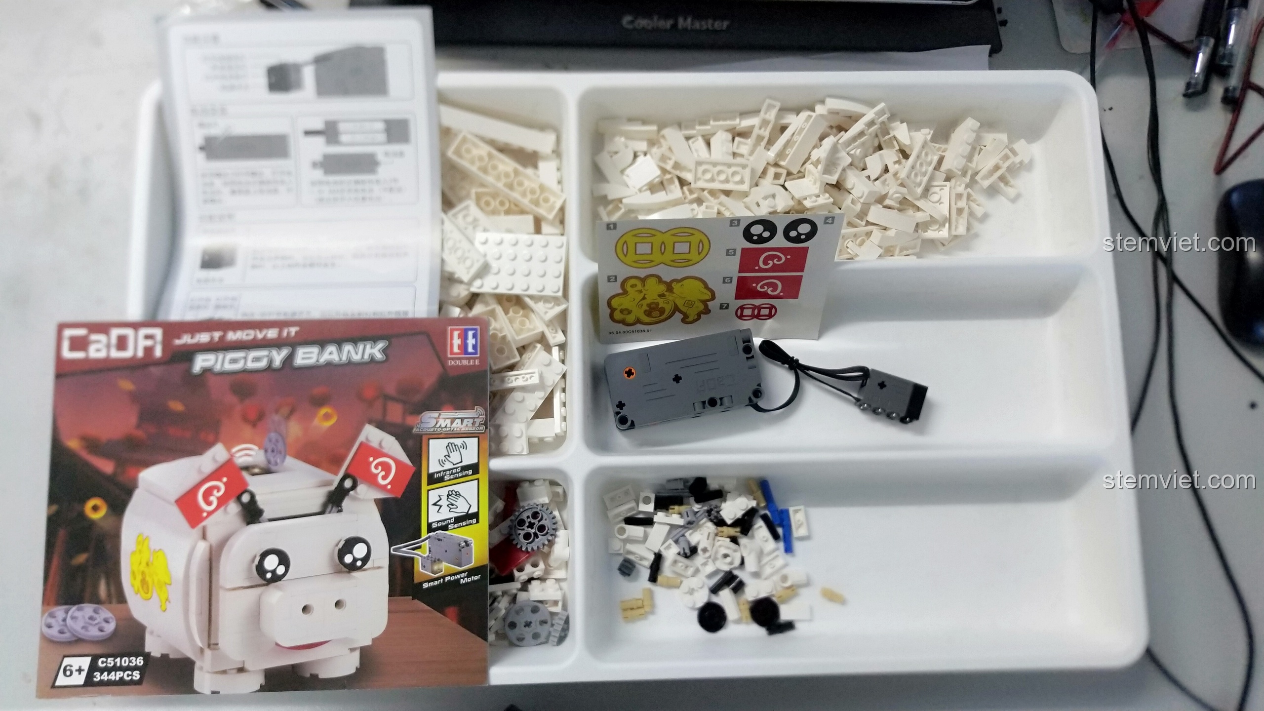 Toàn bộ các thành phần của bộ CaDA C51036 được bày ra, sẵn sàng cho quá trình lắp ráp.