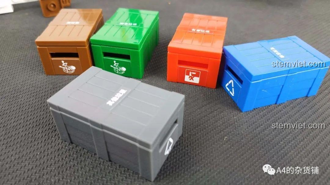 Cận cảnh các thùng rác phân loại và thùng chứa lớn trong bộ đồ chơi Sluban B0780.