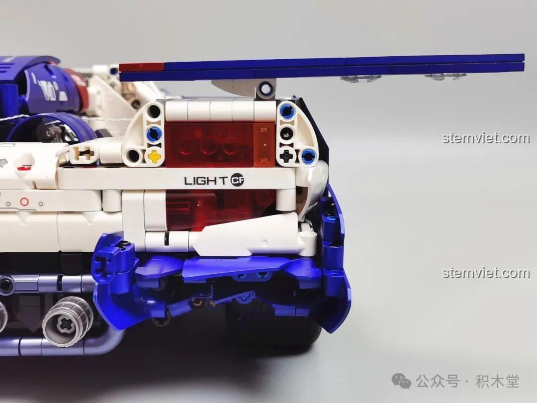 Mô hình với cửa và cánh gió đang mở, thể hiện các tính năng có thể chuyển động một cách linh hoạt.