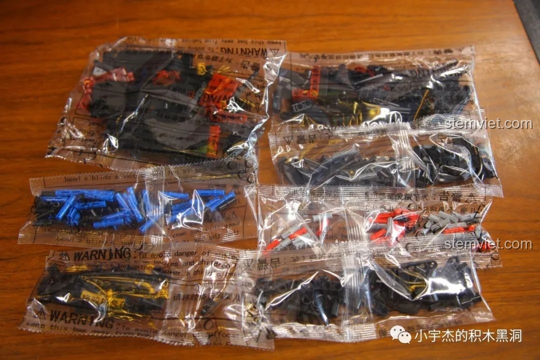 Các túi nhựa chứa 347 chi tiết của bộ xếp hình Xe kéo tay cổ cho con trai từ 6 tuổi.