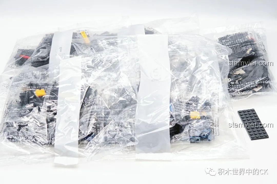 Các túi nhựa chứa 1375 chi tiết của bộ xếp hình Máy bay Tàng hình F-117A Nighthawk, được phân loại cẩn thận.