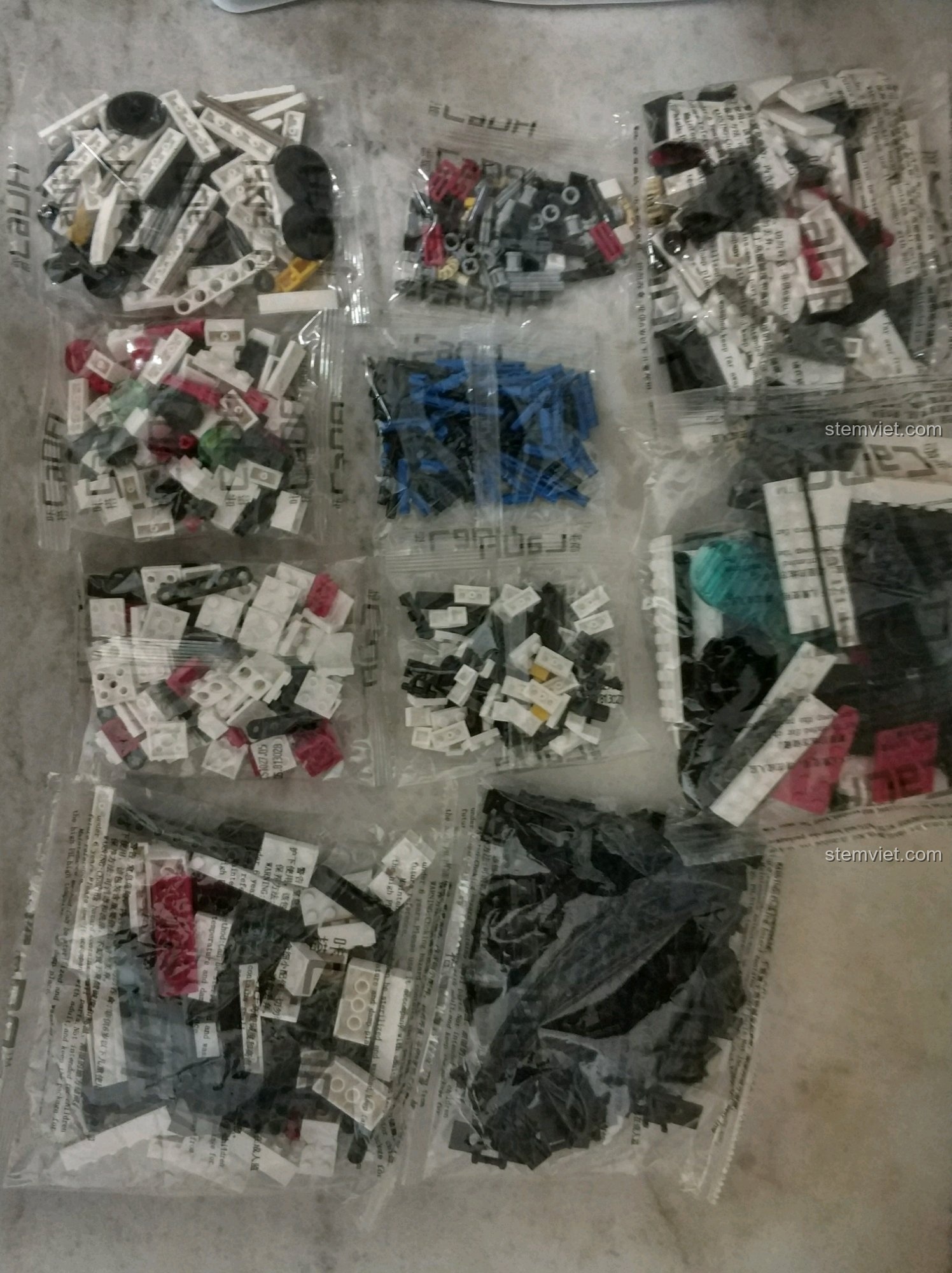 Các túi chi tiết của bộ lắp ráp Mô hình robot bánh xích cho trẻ em 6 tuổi, tổng cộng 710 mảnh ghép.