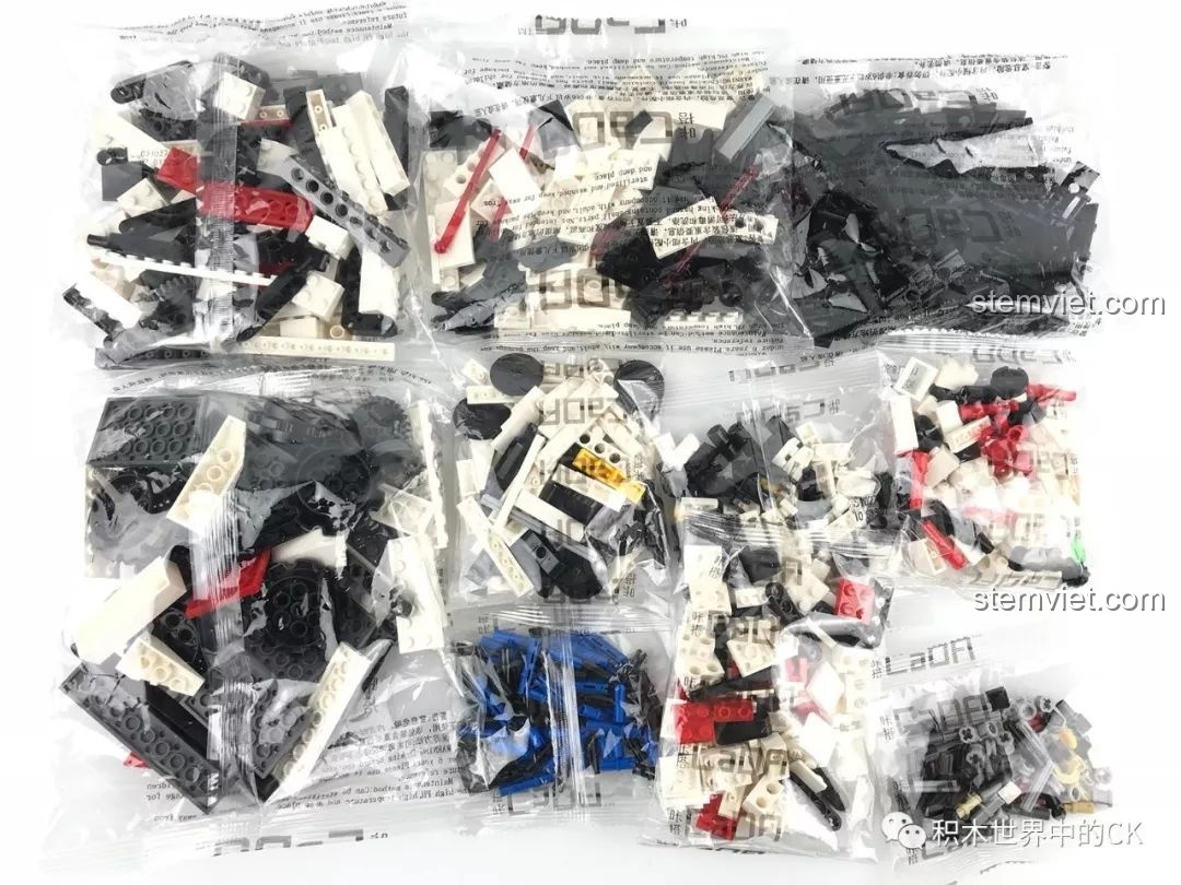 Tổng hợp 710 chi tiết của bộ đồ chơi lắp ráp 51027 được đóng trong các túi nilon, không phân chia theo bước.
