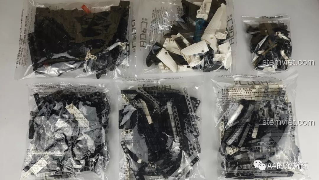 Các túi nhựa chứa 1586 chi tiết của bộ lắp ráp siêu xe đua Porsche 919 Double Eagle C61016.