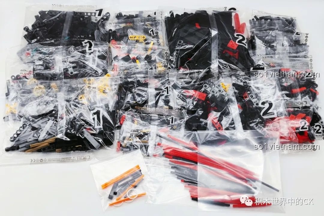 Các túi chi tiết được sắp xếp gọn gàng cho bộ lắp ráp CaDA C61505 Ferrari Laferrari.