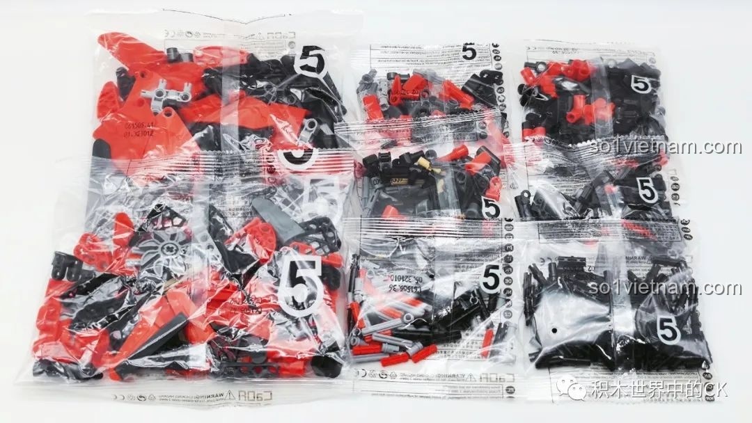 Các túi chi tiết được sắp xếp gọn gàng cho bộ lắp ráp CaDA C61505 Ferrari Laferrari.