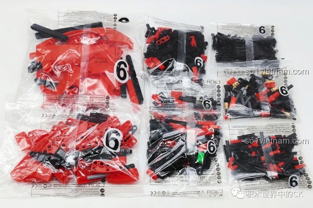 Các túi chi tiết được sắp xếp gọn gàng cho bộ lắp ráp CaDA C61505 Ferrari Laferrari.