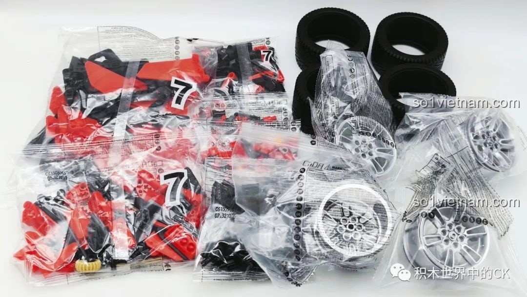 Các túi chi tiết được sắp xếp gọn gàng cho bộ lắp ráp CaDA C61505 Ferrari Laferrari.