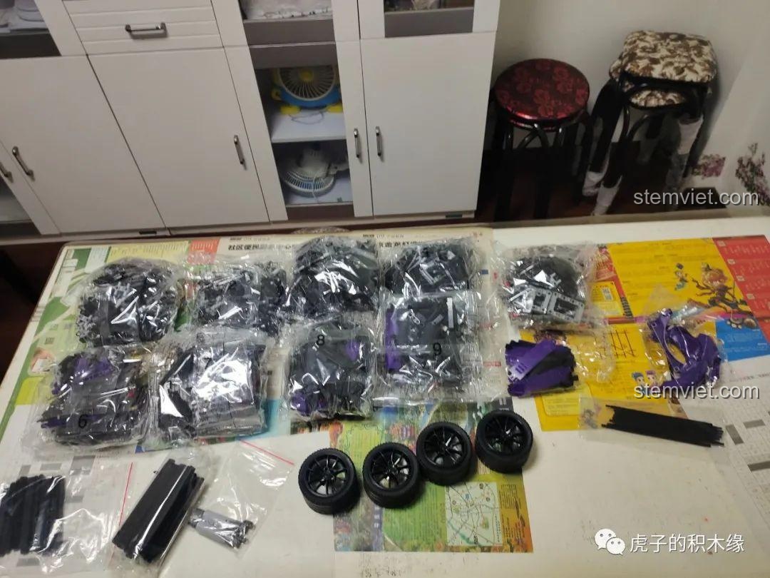 Toàn bộ các túi chi tiết nhựa ABS của bộ lắp ráp CACO Blocks C001 được bày ra, sẵn sàng cho quá trình lắp ráp.