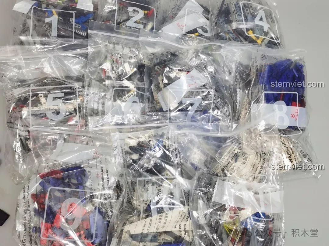 Các túi chi tiết được đánh số của bộ lắp ráp Xe đua AI Asurada, giúp quá trình lắp ráp của bé trở nên dễ dàng hơn.