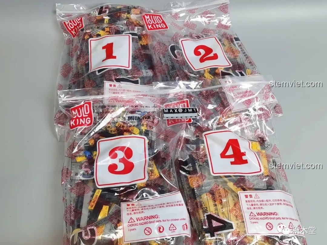 Các túi chi tiết được đánh số từ 1 đến 4 bên trong hộp.