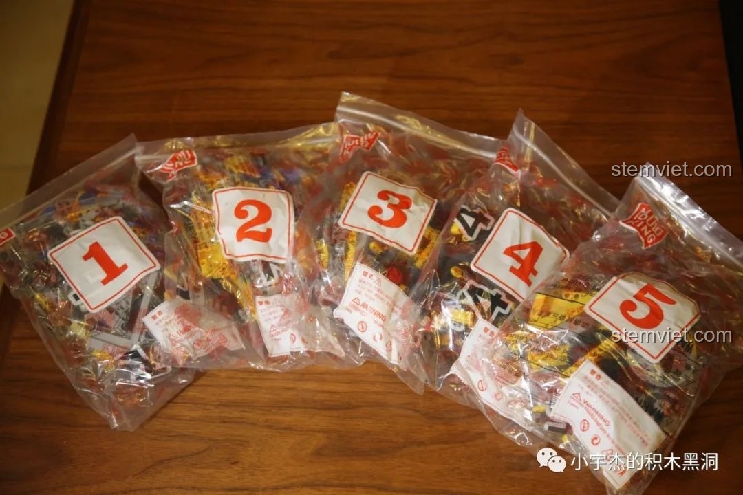 Các túi chi tiết được đánh số thứ tự từ 1 đến 5, giúp quá trình lắp ráp bộ Mould King 13122 trở nên dễ dàng hơn.