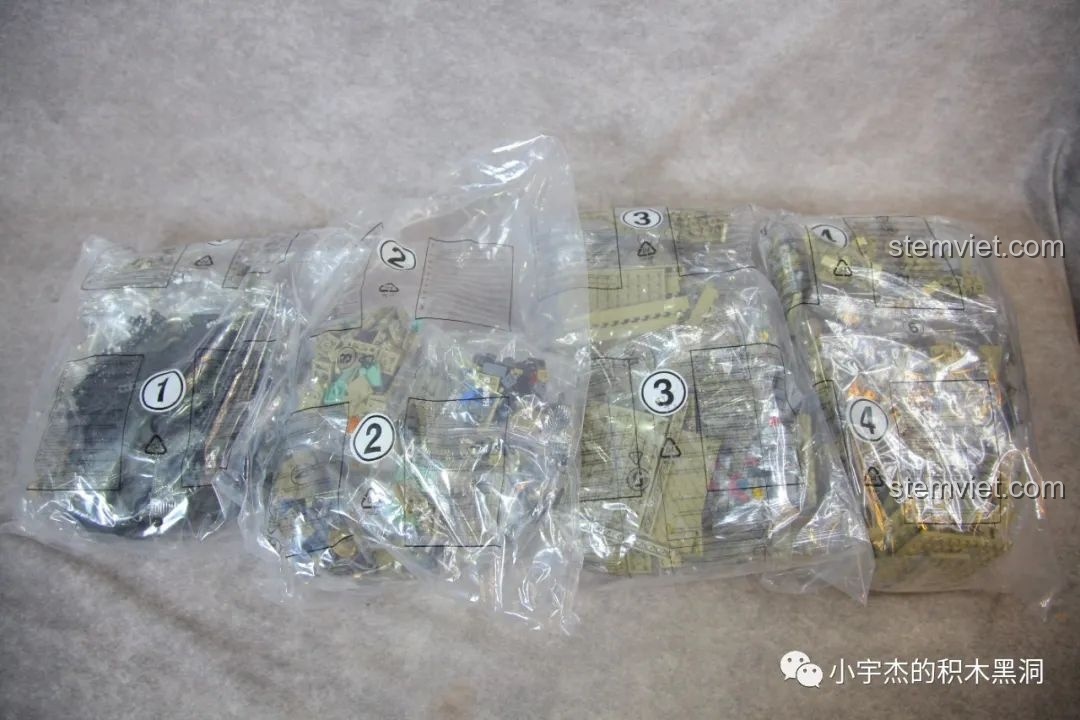 Các túi chi tiết được đánh số thứ tự từ 1 đến 4 cho quá trình lắp ráp xe đầu kéo M1070.