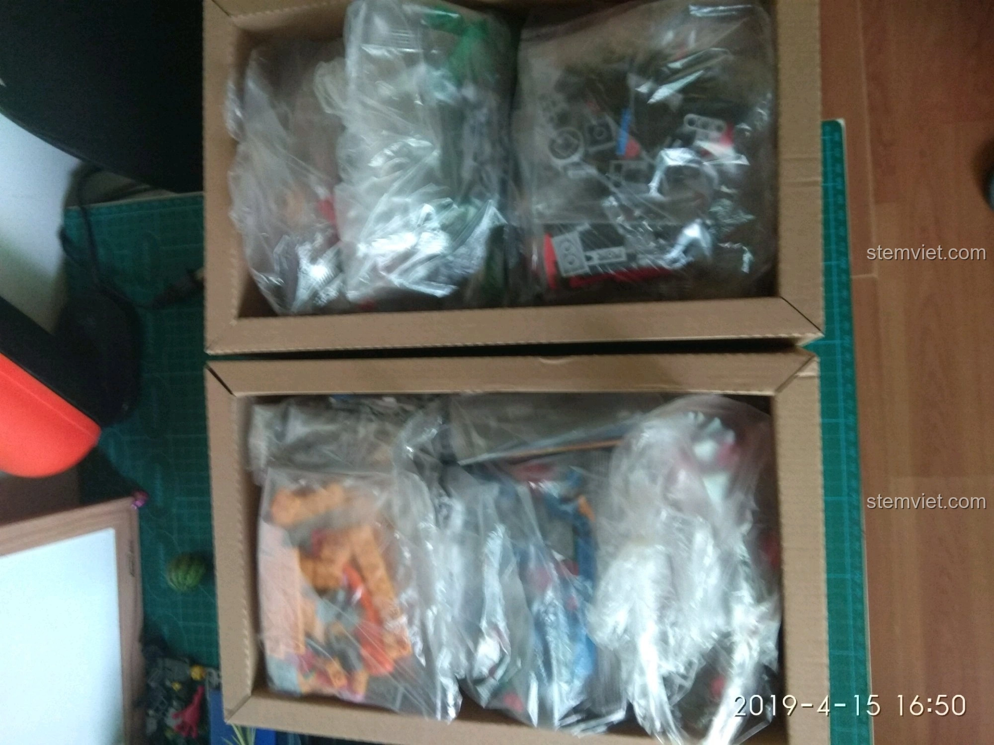 Toàn cảnh các túi chi tiết của bộ lắp ráp Đế Trưng Bày Voltron Bách Thú Vương SY 1130 đã được phân loại.