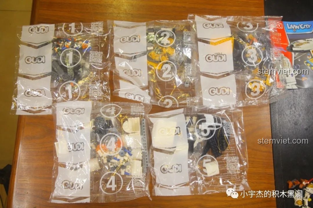 Năm túi chi tiết được đánh số từ 1 đến 5 của bộ lắp ráp GUDI 10803, giúp phân loại và lắp ráp dễ dàng.