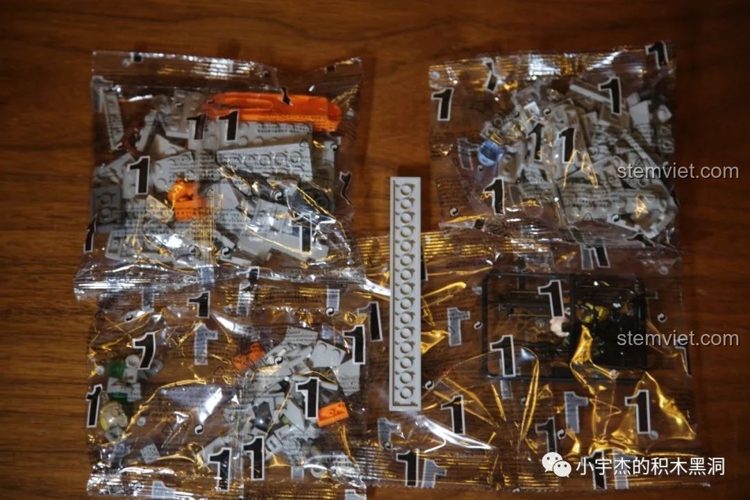 Các túi chi tiết được đánh số 1 và 2 trong bộ đồ chơi lắp ghép SEMBO 202037 tiết kiệm.