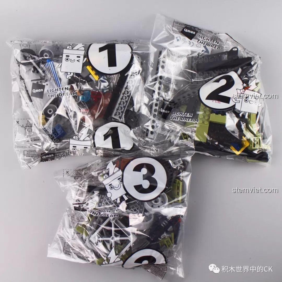 Các túi chi tiết được đóng gói trong bộ đồ chơi Cảnh sát Qman 1923