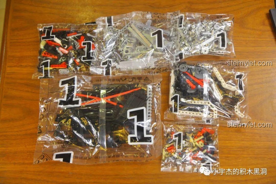 Các túi chi tiết được đánh số 1 của bộ lắp ráp Xe Đua Kỹ Thuật Flame Kingkong KC 010.