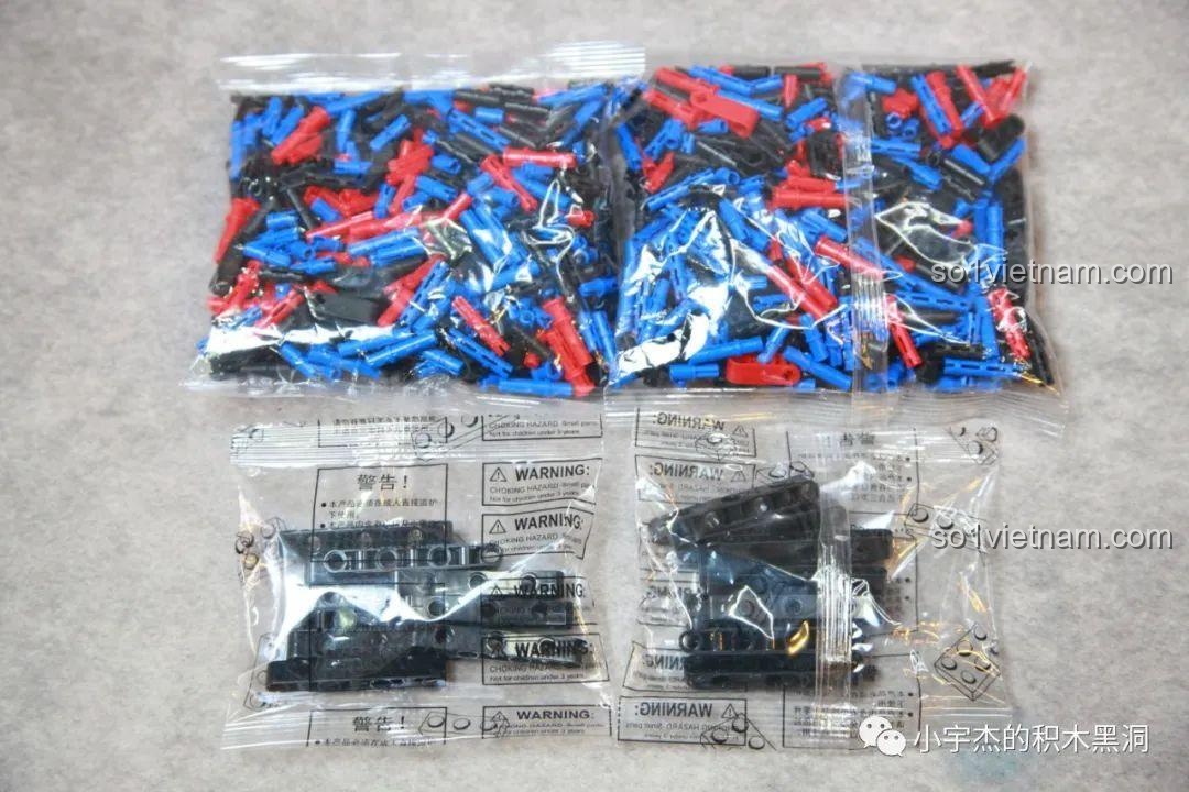 Bên trong hộp bộ lắp ghép K-Box 10295 và 10296 với các túi chi tiết được đóng gói cẩn thận.