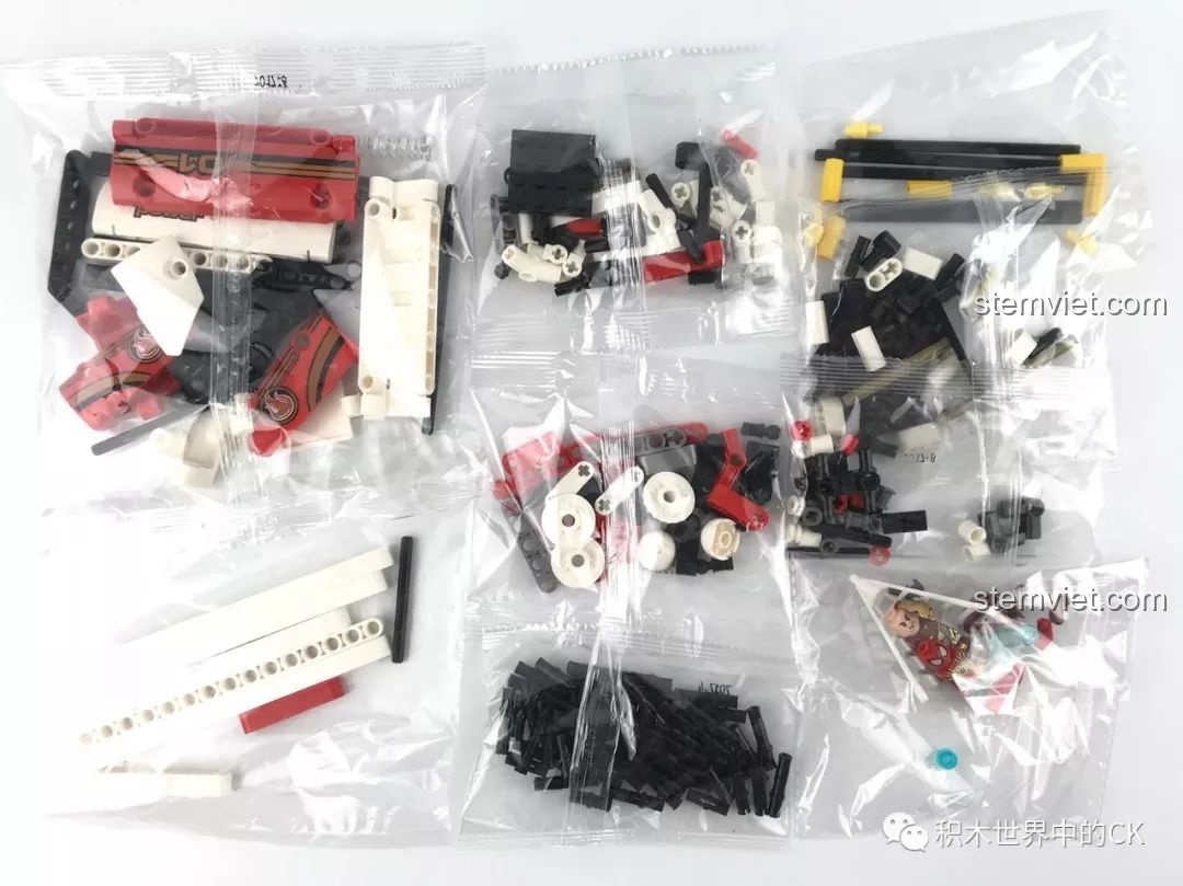 Các túi nhựa chứa 305 chi tiết của bộ lắp ghép Súng Người Sắt SY7017 được sắp xếp gọn gàng.