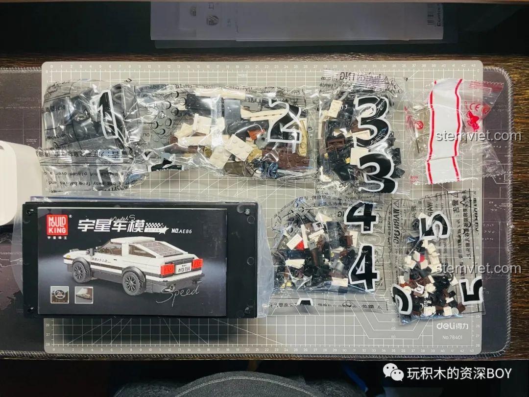 Toàn bộ 399 chi tiết của bộ lắp ráp Mould King 27013 Xe Đua Toyota AE86 được chia thành 5 túi nhỏ và một túi riêng cho kính chắn gió.