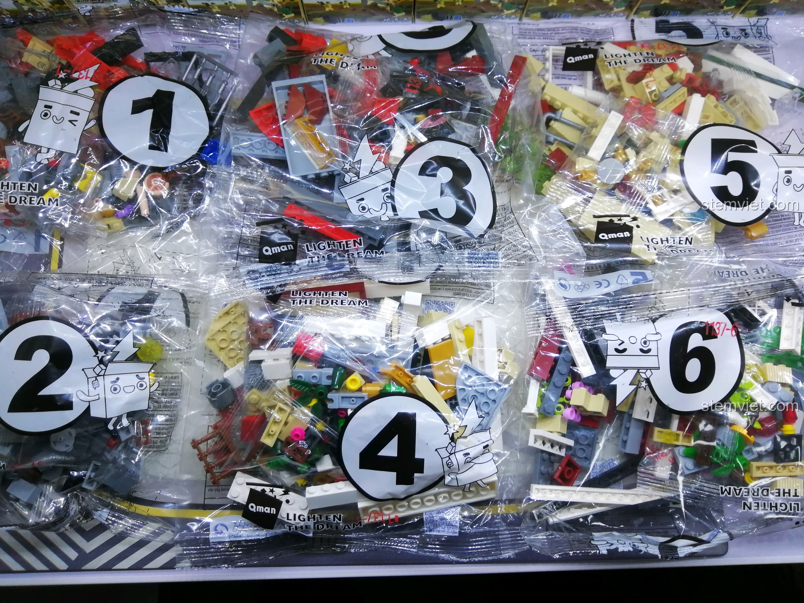 Sáu túi đựng chi tiết lắp ráp của bộ QMAN 1137, được đánh số từ 1 đến 6 để tiện cho quá trình lắp.